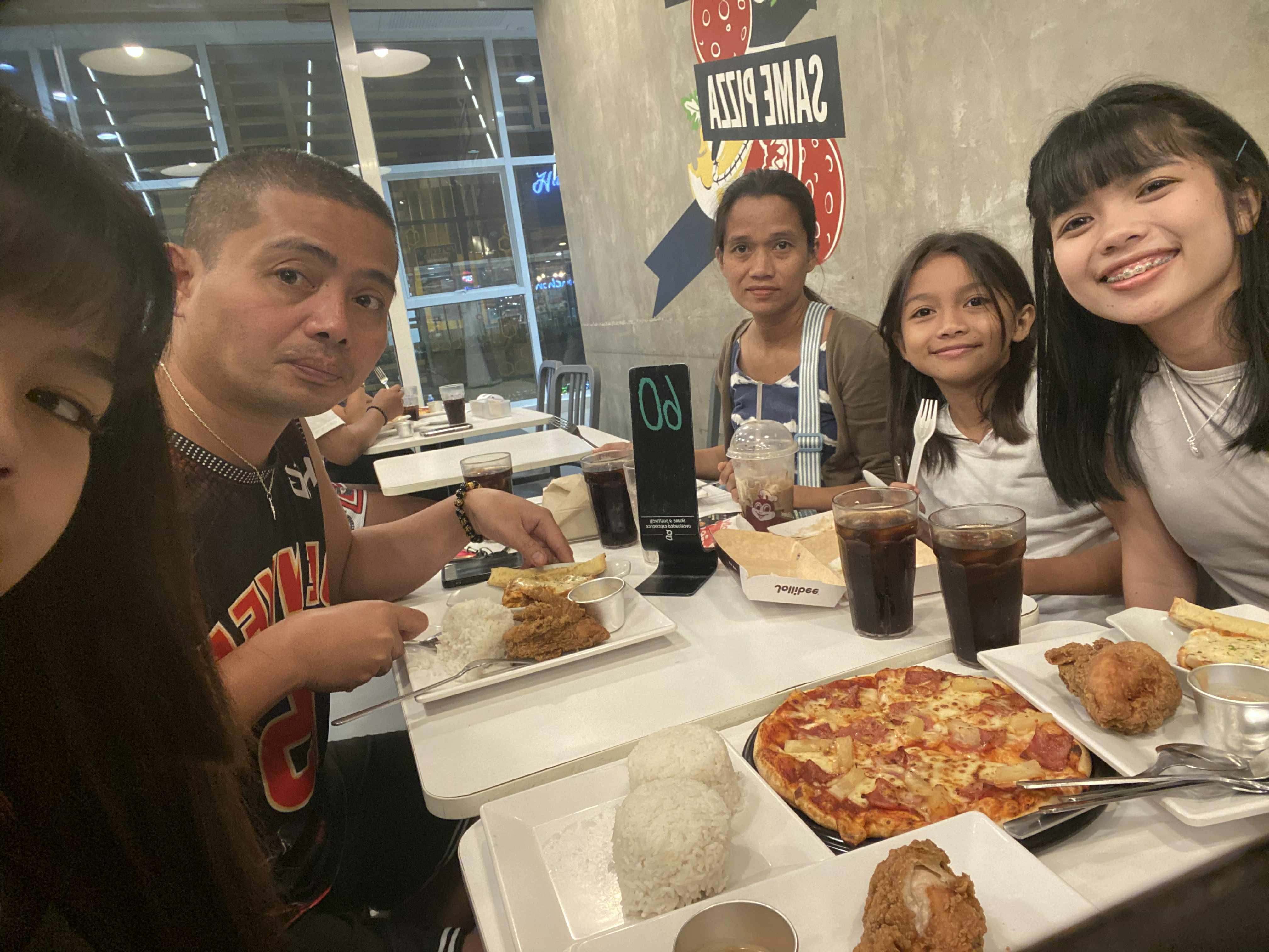 Nicole Perez De Leon with family, photo 2