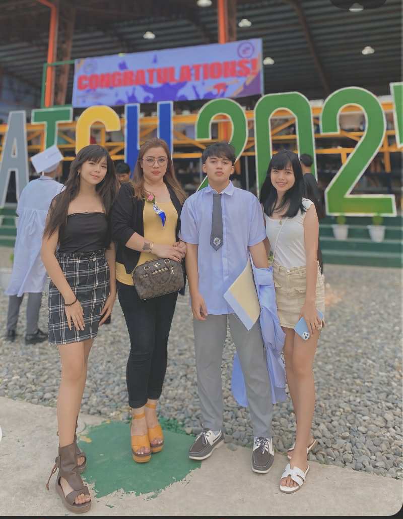 Nicole Perez De Leon with family, photo 4