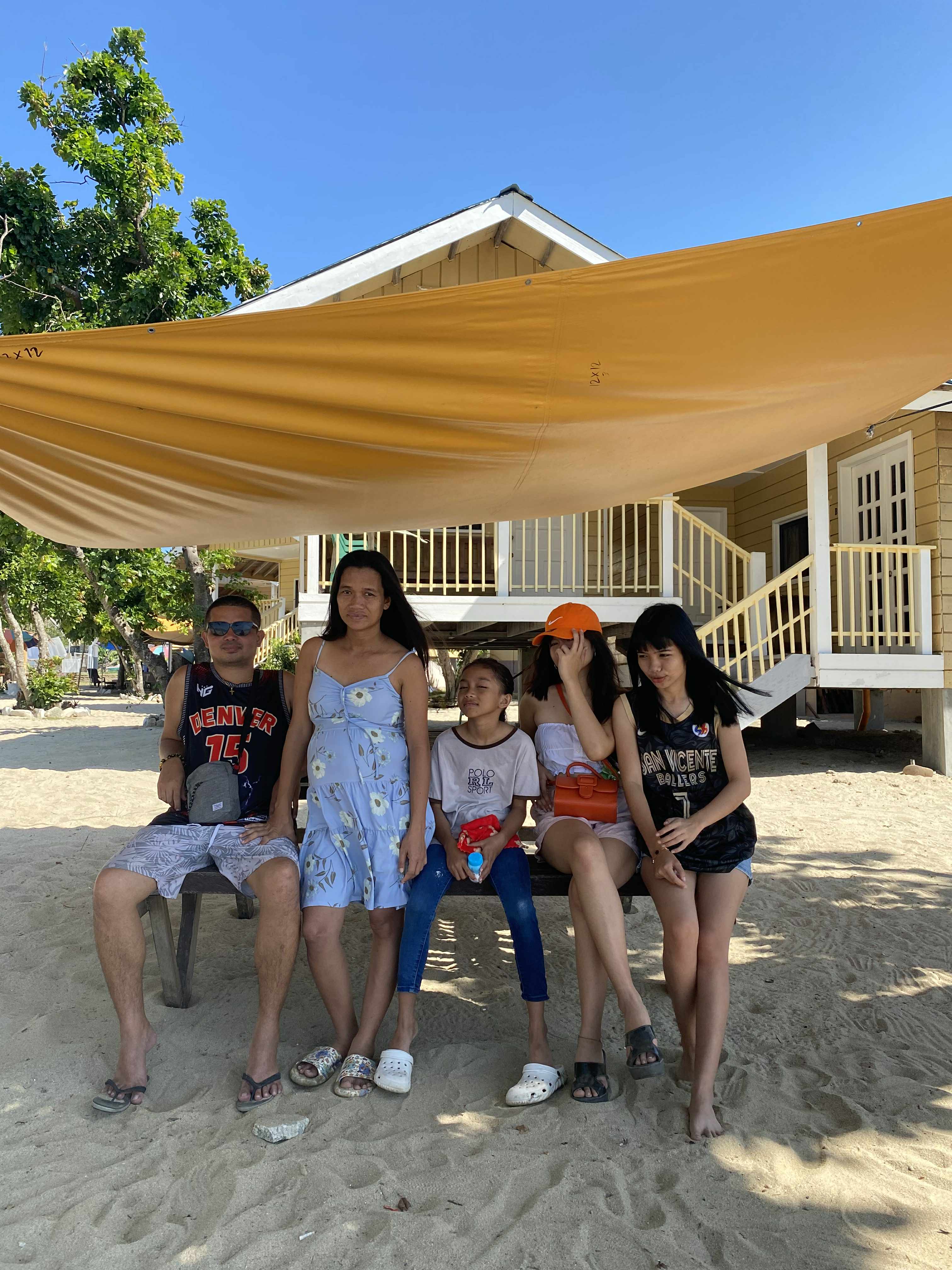 Nicole Perez De Leon with family, photo 6