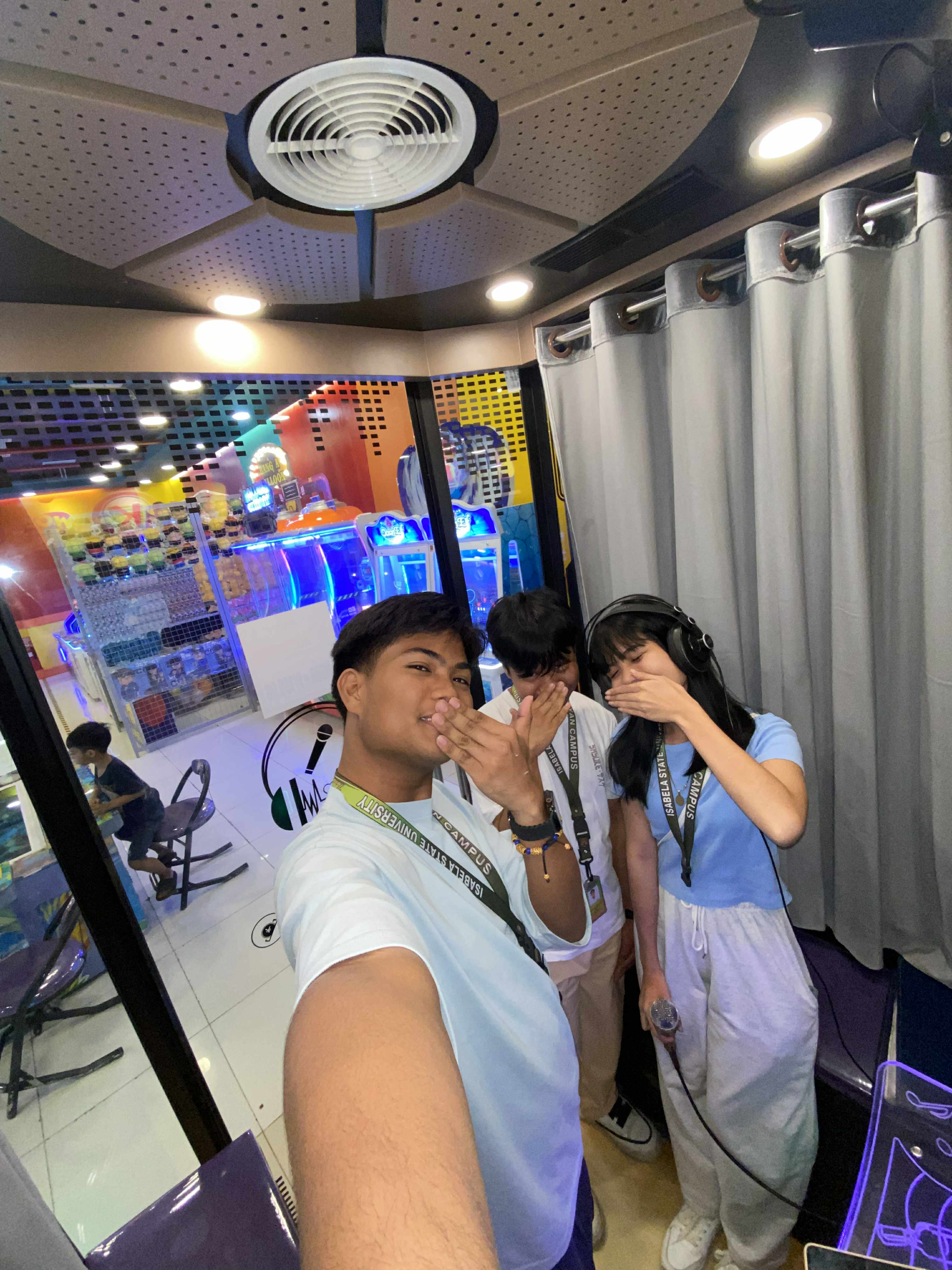 Nicole Perez De Leon with friends, photo 2