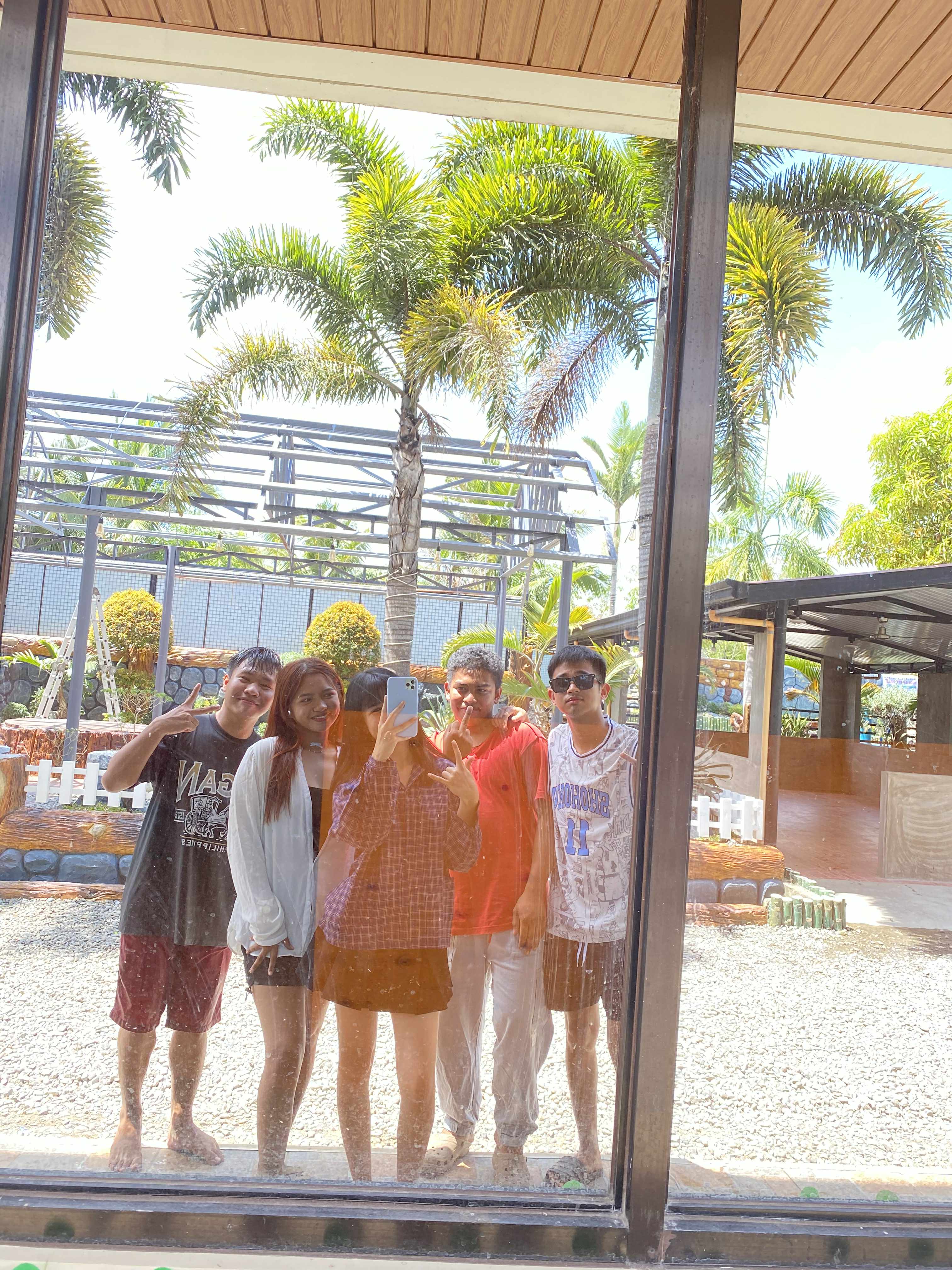 Nicole Perez De Leon with friends, photo 3