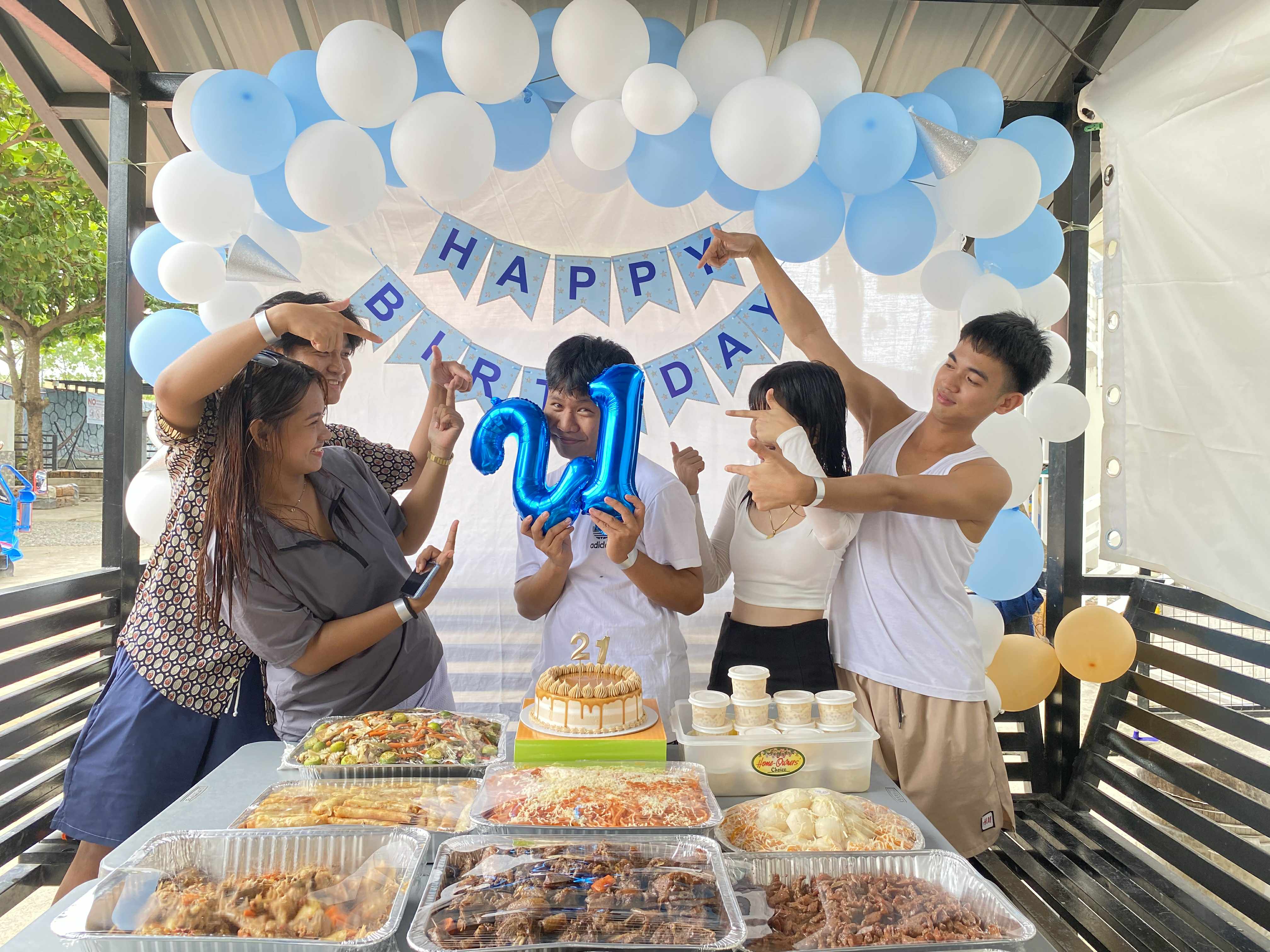 Nicole Perez De Leon with friends, photo 6